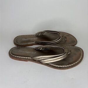 Bernardo Sandals Flip Flops Women Size 10 Silver Leather Flat Soles